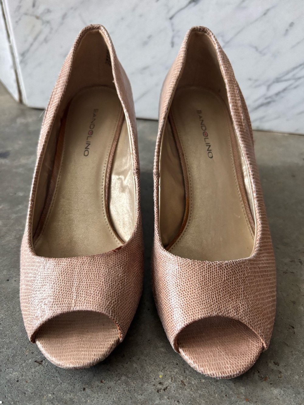 Elegant Bandolino peep-tow Open-Toe Pumps wedges in nude blush